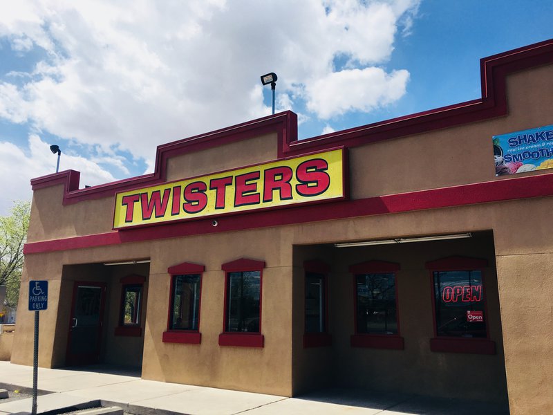 炸鸡店其实是在连锁餐厅Twisters取景,这家连锁在本地很受欢迎