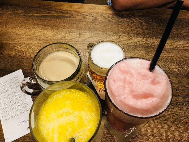 幸运地跟着小伙伴去了一家风格清新的啤酒店,这次是在室内。特别喜欢小伙伴推荐给我的草莓啤酒和橙子味啤酒