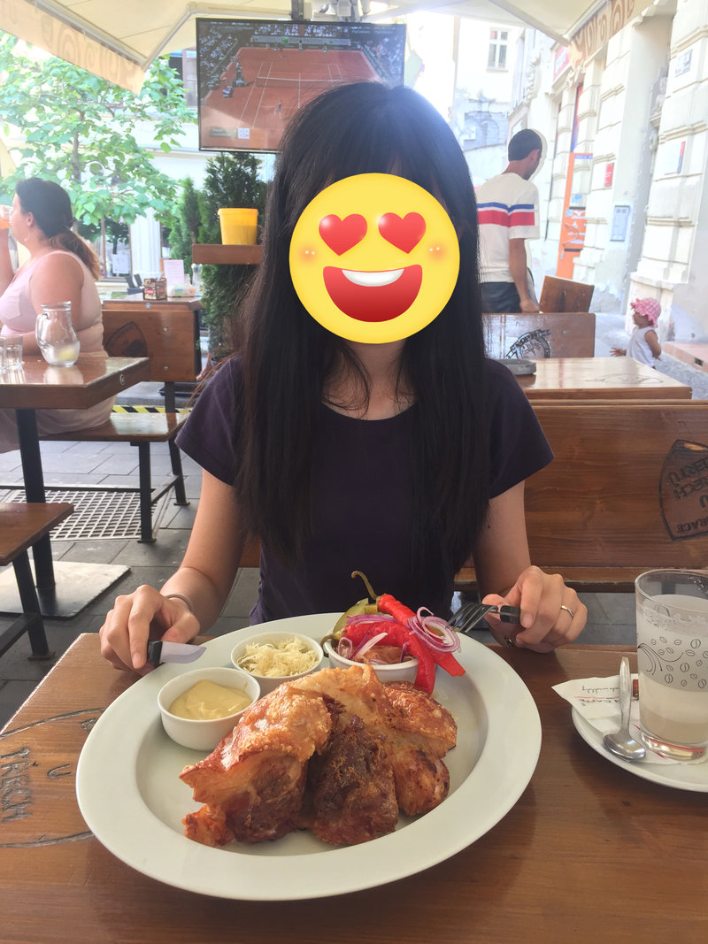 和G童鞋某天happy hour时一起从伴酒菜单里点了一份猪肘小菜,角度关系实物比照片看起来大很多,最后两个人一起努力才啃完一半