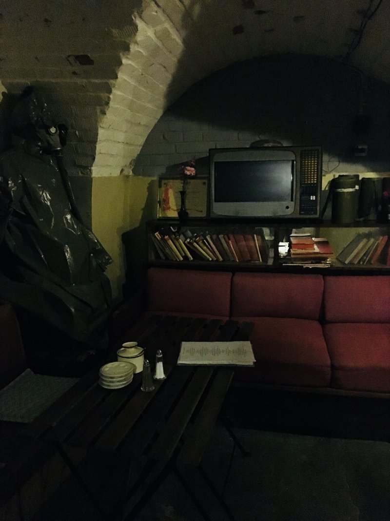 地堡出口处是一个小餐厅,也许会有人点一杯小酒在这里回味这里的压抑