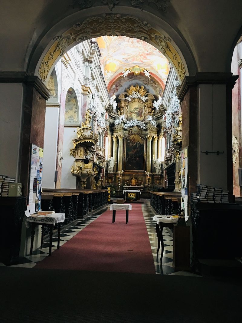 Church of the Assumption of Virgin Mary童贞玛丽教堂,参观时未到对外开放时间,但在门口却幸运地听到楼上的管风琴师正在练习乐曲片段。