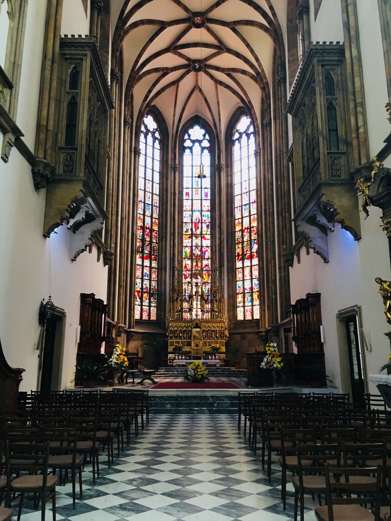 Cathedral of St. Peter and Paul内部,彩玻璃很美