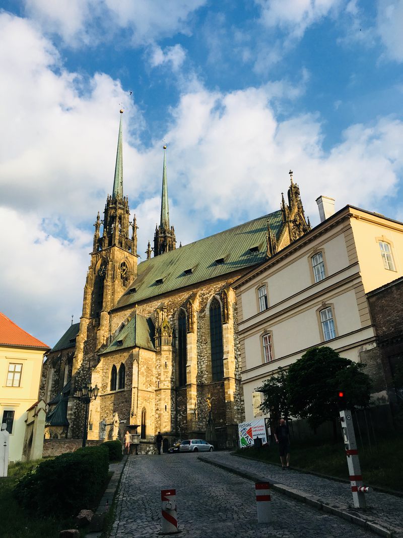 Cathedral of St. Peter and Paul,教堂很大,门前的空地不足以让我把整个教堂都装进照片,只能在远处的台阶下拍照