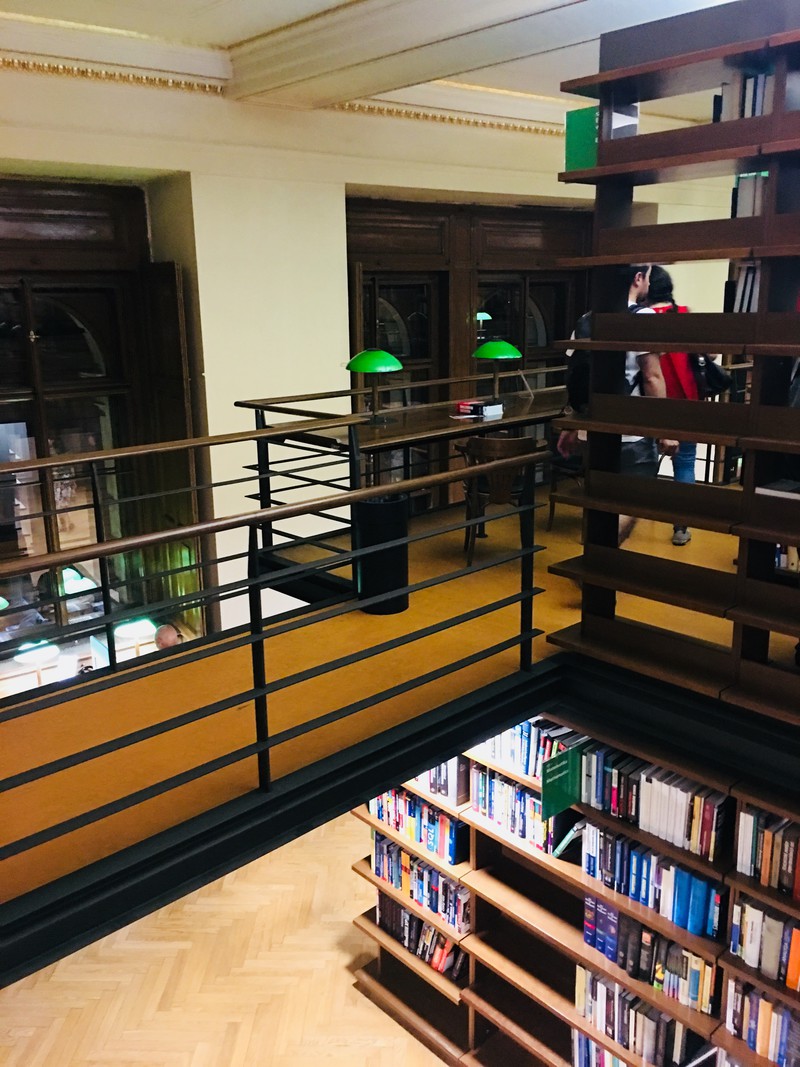 图书馆在一栋古建筑中,内部结构非常立体、现代